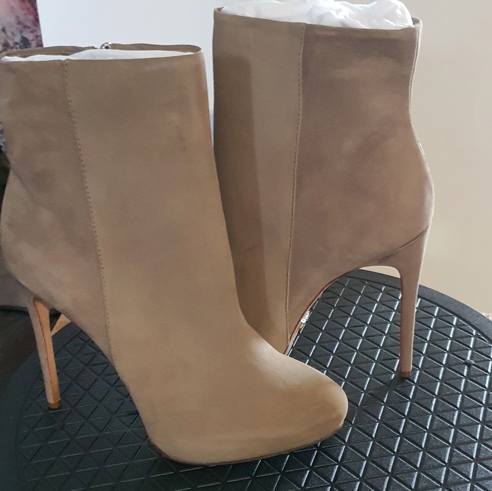 Schutz Dinada, size 10, Tan
